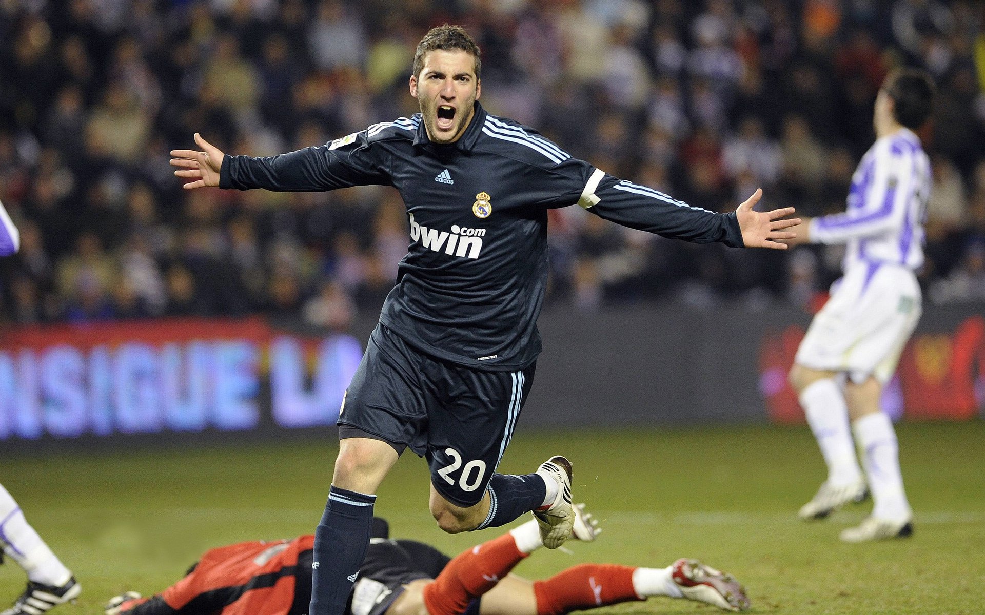 “高新体育中心：篮球赛精彩不断，决战即将来临”